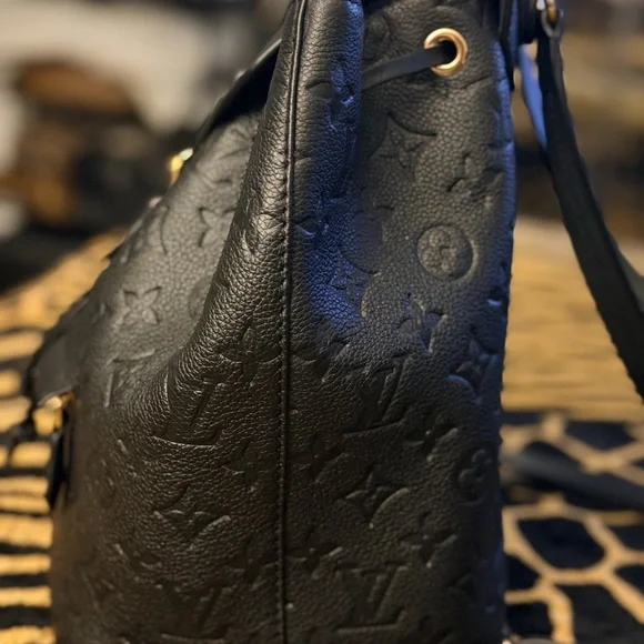 Authentic Louis Vuitton black montouris backpack GREAT CONDITION - Picture 2 of 16